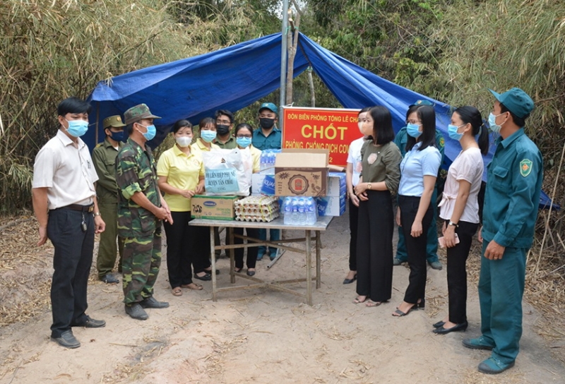 Tân Châu: Thăm hỏi, tặng quà các chốt dã chiến trên biên giới