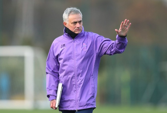 HLV Mourinho bị 'ném đá' vì tổ chức tập luyện giữa mùa dịch