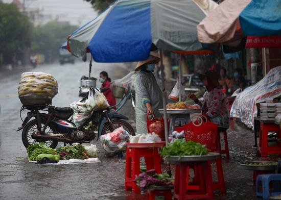 Chợ lặng lẽ trong cơn mưa đầu mùa