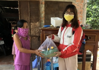 Chi đoàn Báo Tây Ninh: Tặng quà cho người dân có hoàn cảnh khó khăn ở xã Trường Đông