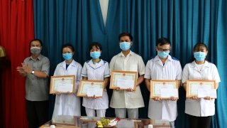 Gò Dầu khen thưởng sinh viên Trường trung cấp Y tế hỗ trợ chống dịch covid- 19