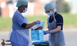Hàng nghìn nhân viên y tế Anh nhiễm nCoV