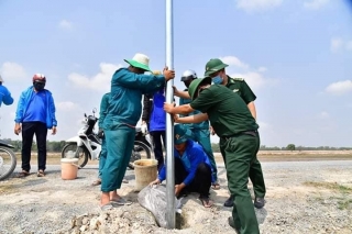 Bí thư Tỉnh đoàn: Thăm, động viên ĐVTN tham gia công trình “Thắp sáng đường tuần tra biên giới”