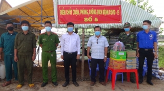 TAND thành phố Tây Ninh tặng quà chiến sĩ ở chốt phòng chống dịch