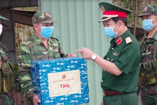 Chính uỷ Quân khu 7 thăm, tặng quà các Chốt chống dịch Covid-19 trên biên giới tỉnh Tây Ninh