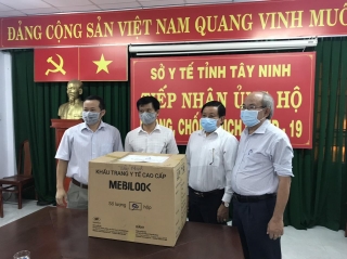 Trung tâm Phát triển Sức khỏe Bền vững (VietHealth) trao tặng 2.000 khẩu trang y tế