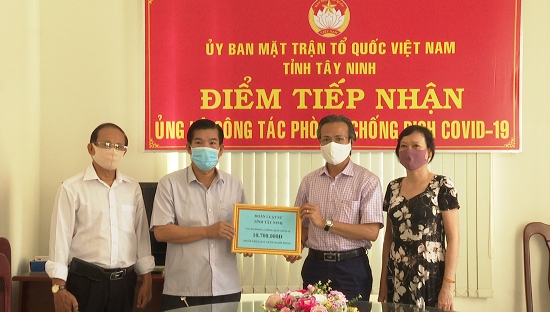 Đoàn Luật sư tỉnh Tây Ninh trao tiền ủng hộ phòng chống dịch Covid – 19