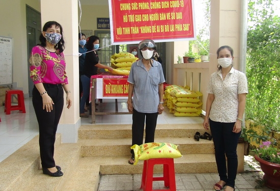 Trao quà cho người dân có hoàn cảnh khó khăn trong mùa dịch bệnh Covid – 19