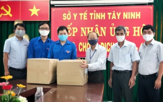 Tỉnh đoàn Tây Ninh trao tặng 200 bộ trang phục bảo hộ cho Sở Y tế Tây Ninh