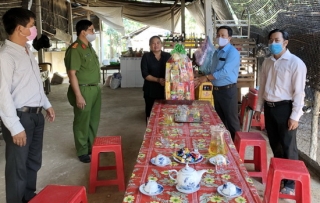 Thăm, chúc tết người uy tín đồng bào dân tộc Khmer