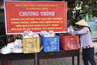 Thị trấn Châu Thành: Tặng “Túi gạo yêu thương” cho người nghèo