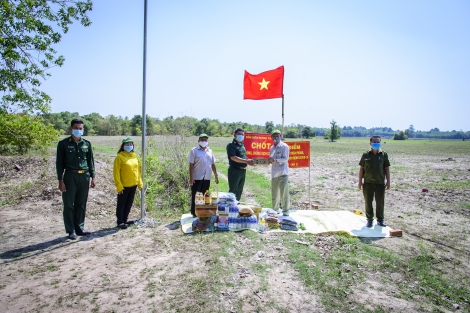 Tân Châu: Thăm, tặng quà các điểm chốt chặn phòng chống dịch Covid-19 trên biên giới