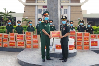 Sư đoàn 5: Tặng thiết bị y tế cho Quân đội Hoàng gia Campuchia