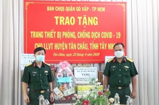Ban CHQS quận Gò Vấp tặng vật tư y tế cho LLVT huyện Tân Châu
