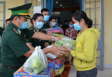 Biên phòng Tây Ninh hỗ trợ đồng bào vùng biên vượt qua đại dịch