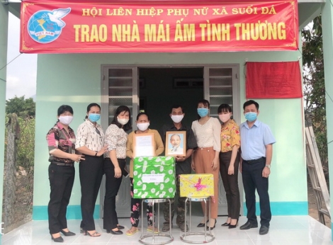 Hội LHPN xã Suối Đá trao nhà “Mái ấm tình thương” cho hội viên