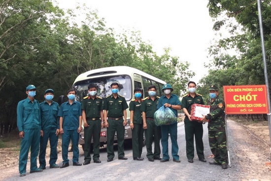 Khối đoàn, hội cơ quan Bộ CHQS tỉnh và đoàn cơ sở quân sự Tân Biên tặng quà cho 25 chốt trên biên giới