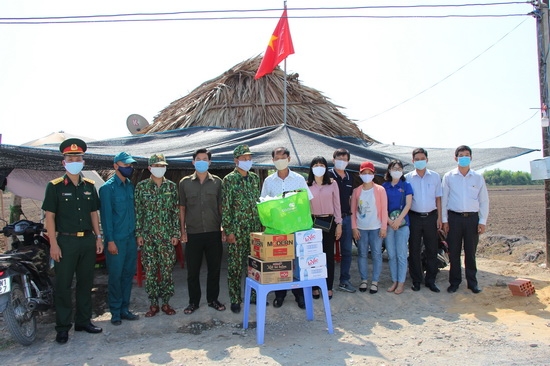 Sở TT&TT: Thăm, tặng quà cán bộ, chiến sĩ thực hiện nhiệm vụ chốt chặn phòng chống dịch Covid-19