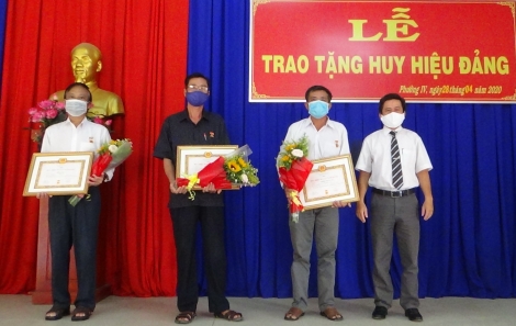 Thành phố Tây Ninh trao tặng Huy hiệu Đảng cho các Đảng viên ở phường IV