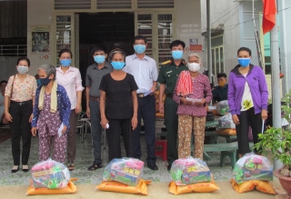 TP.Tây Ninh: Tặng quà cho hộ nghèo người Tà Mun