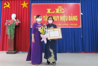 Trao Huy hiệu 40 năm tuổi Đảng cho đảng viên Nguyễn Thị Hoằng