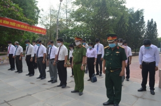 Đoàn đại biểu thị xã Hòa Thành viếng nghĩa trang liệt sĩ