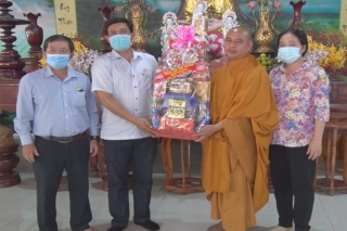 Lãnh đạo huyện Tân Biên thăm, chúc mừng Đại lễ Phật đản năm 2020