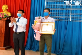 Thành ủy Tây Ninh tặng Huy hiệu 45 năm tuổi Đảng tại phường Hiệp Ninh
