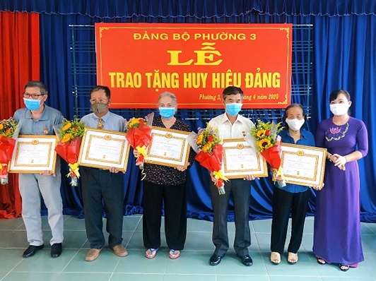 Thành ủy Tây Ninh tặng Huy hiệu Đảng tại phường 3