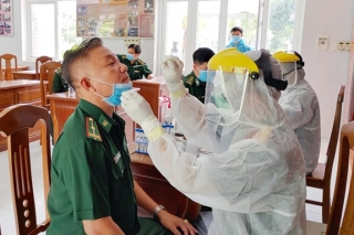 Trung tâm Y học dự phòng Quân đội phía Nam lấy mẫu sàng lọc virus SARS-CoV-2 tại Tây Ninh