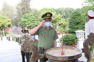 Thứ trưởng Bộ Công an viếng nghĩa trang liệt sĩ và thăm các gia đình chính sách tại Tây Ninh