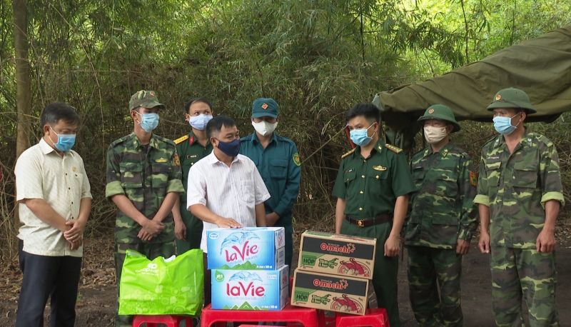 Tặng quà hỗ trợ công tác phòng chống dịch