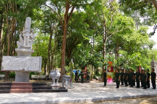 Bộ Tư lệnh Bộ đội Biên phòng viếng nghĩa trang liệt sĩ