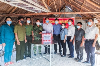 ĐBQH tỉnh Tây Ninh thăm, tặng quà các chốt biên phòng và gia đình chính sách ở thị xã Trảng Bàng