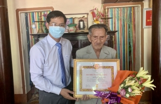 Phó Bí thư thường trực Tỉnh ủy trao Huy hiệu 70 năm tuổi Đảng tại Châu Thành