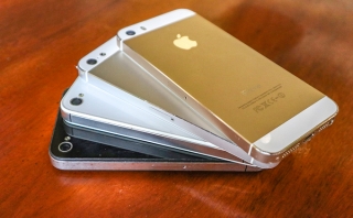 iPhone đời cũ giá 400.000 đồng bán tràn lan