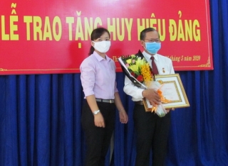 Phó Trưởng Ban Tuyên giáo Thành ủy Tây Ninh nhận Huy hiệu 30 năm tuổi Đảng