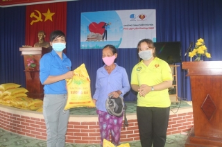 Huyện đoàn Bến Cầu: Tặng 1 tấn gạo cho người khó khăn ở địa phương