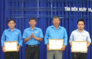 LĐLĐ Tây Ninh: Tặng bằng khen cho tập thể, cá nhân xuất sắc trong công tác Công đoàn
