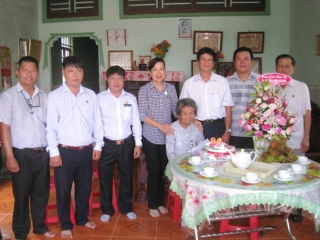 Lãnh đạo huyện Tân Biên mừng sinh nhật các mẹ VNAH