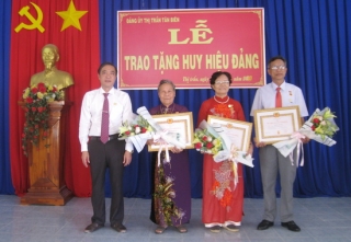 Tân Biên trao huy hiệu 45, 40 năm tuổi Đảng