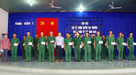 Lãnh đạo các địa phương thăm tân binh nhập ngũ tại Trung đoàn 5 (Sư đoàn 5)