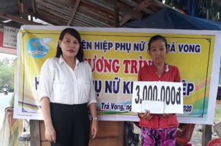 Trao vốn khởi nghiệp cho phụ nữ nghèo xã Trà Vong
