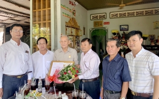 Trưởng Ban Dân vận Tỉnh ủy trao Huy hiệu 60 năm tuổi Đảng