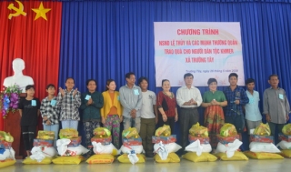 Hoà Thành: Trao quà cho các hộ dân Khmer xã Trường Tây