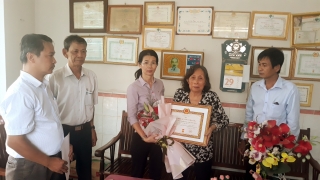 Trao tặng Huy hiệu 45 năm tuổi Đảng tại phường Hiệp Ninh