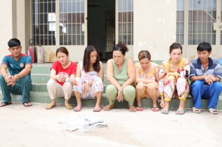 Công an xã Tiên Thuận, huyện Bến Cầu bắt tụ điểm đánh bài ăn tiền