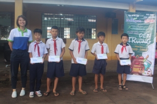 Trao học bổng Tiếp sức đến trường cho học sinh huyện Gò Dầu.