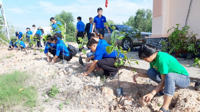 Tuổi trẻ Bến Cầu và Đoàn khối Cơ quan-Doanh nghiệp tổ chức hoạt động ngày “Chủ nhật xanh”