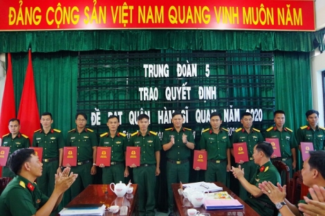 Trung đoàn 5–Sư đoàn 5 tổ chức trao quyết định đề bạt quân hàm sỹ quan năm 2020